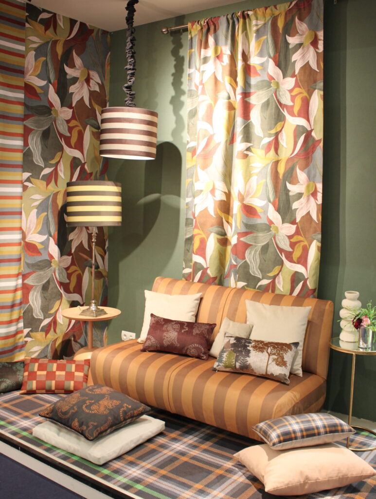 ミドルトーン-インテリアのカラーコーディネート